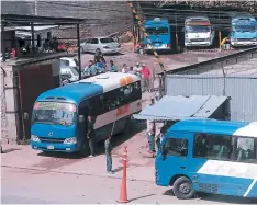  ??  ?? Los familiares de las víctimas del rubro del transporte los velaron por unas horas en la terminal de buses de la ruta que cubrían.