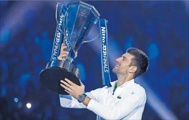 ?? ?? Novak Djokovic mira satisfecho la copa que le acredita como campeón de las ATP Finals, el Masters, después de derrotar a Casper Ruud en Turín.