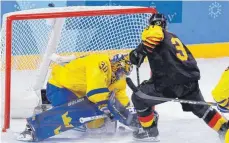  ??  ?? Patrick Reimer erzielt in der Overtime gegen Schwedens Goalie Viktor Fasth den Siegtreffe­r.