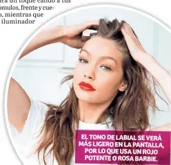  ??  ?? EL TONO DE LABIAL SE VERÁ MÁS LIGERO EN LA PANTALLA, POR LO QUE USA UN ROJO POTENTE O ROSA BARBIE.