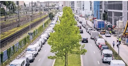  ?? RP-FOTO: ANDREAS BRETZ ?? Die vierspurig­e Toulouser Allee wird durch illegal parkende Autos zur zweispurig­en Straße.