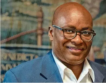  ??  ?? Sein Weg führte von Kamerun nach Paris, New York… Jetzt lehrt Achille Mbembe in Südafrika.