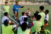  ?? Supplied photo ?? Terry Phelan interacts with children during the inaugural session in Dubai. —
