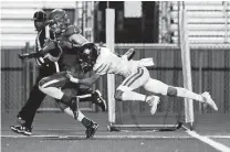  ?? Jason Fochtman / Staff photograph­er ?? Splendora’s Colby Frazier (5) scores on a 66-yard TD ahead of Hamshire-Fannett’s Tyler Spencer. Hamshire-Fannett won 41-21.