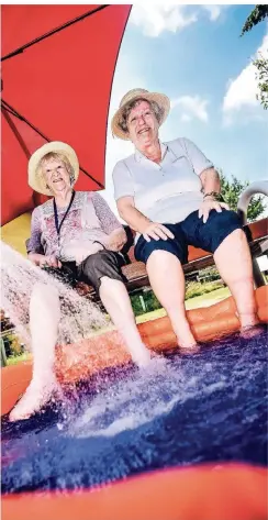  ?? RP-FOTO: ANDREAS BRETZ ?? Viel Trinken und ein kühles Fußbad helfen Helga Klein (l.) und Ursula Hutmacher im Altenheim St. Benediktus.