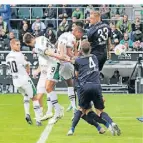  ?? FOTO: DIRK PÄFFGEN ?? Eckball-Gefahr für Heidenheim gegen Gladbach.