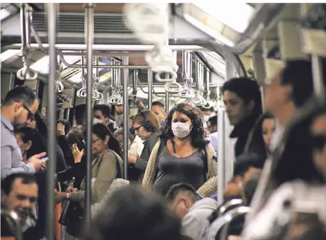  ??  ?? Überfüllte Abteile sind der Alptraum aller Bahnreisen­den. In der Corona-Krise wäre das lebensgefä­hrlich.Foto: dpa