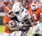  ?? JOHN KELLEY/GEORGIA PHOTO ?? Georgia defensive back Aaron Davis, left, said the Bulldogs will be ready to face both of Tennessee’s quarterbac­ks Saturday afternoon at Neyland Stadium.