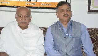  ??  ?? India’s Minister of State for External Affairs M.J. Akbar with Ambassador Ahmad Javed in Mina on Wednesday. (AN photo)