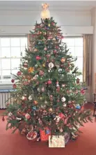  ?? ANGELA PETERSON, MILWAUKEE JOURNAL SENTINEL ?? Margaret Smith has put a large tree in the living room of the family home for more than 50 years.