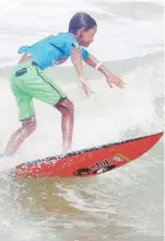  ??  ?? En Luquillo, lo mismo puedes tomar una clase de surfing en la playa La Pared que ir a la Hacienda Carabalí para dar un paseo a caballo, entre otras actividade­s.