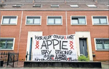  ??  ?? APOYO. Una pancarta colgada delante de la casa de Appie Nouri con el mensaje “manténte fuerte”.