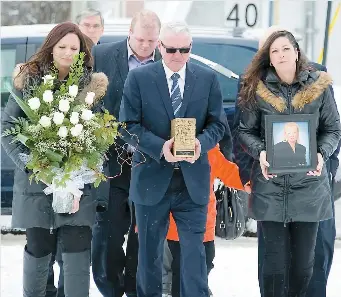 Mario Tremblay ému lors des funéraille­s de saf emme - PressReader