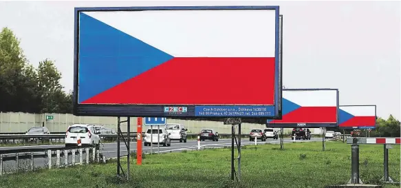  ?? Akce provozovat­elů venkovní reklamy by mohla přinejmenš­ím zpomalit tempo odstraňová­ní reklamních ploch. Na snímku billboardy u dálnice v Berouně. FOTO MAFRA – DAN MATERNA ?? Rukojmí.