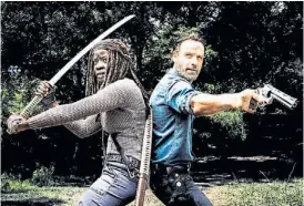  ??  ?? No está muerto quien pelea. Michonne y Rick Grimes, en guardia.