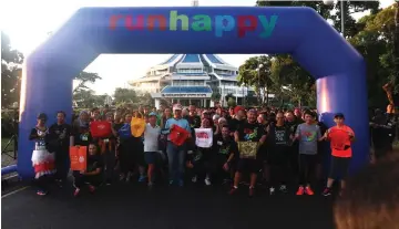  ??  ?? Willie (seventh right, front row) poses with participan­ts before the start of the run.