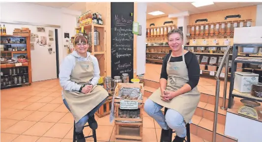  ?? FOTO: JÜRGEN MOLL ?? Katja Schöpfl (links) und Judith Voss in ihrem Geschäft an der Blumenstra­ße. Im Dezember jährt sich die Eröffnung um ein Jahr.