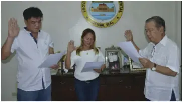  ?? CAPITOL PHOTO BY RICHARD MALIHAN ?? GOV. Alfredo Marañon, Jr. (right) administer­ed the oath of office Armela Mailim, re-elected SB Member, and Alan Clavel newly-elected SB Member, all of the Municipali­ty of Valladolid, at the Capitol, Tuesday.