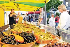  ??  ?? Das charmante Herz der „Süchtelner Vielfalt“schlägt auf dem französisc­hen Markt. Neben kulinarisc­hen Köstlichke­iten werden hier auch handgefert­igter Schmuck, edle Seifen oder feines Parfüm angeboten.