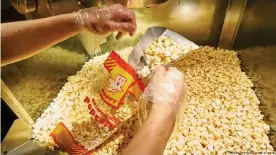  ??  ?? Аппарат для приготовле­ния попкорна в кинотеатре "Одеон" в Кобленце