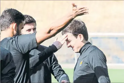  ?? FOTO: UNCITI ?? Mikel Oyarzabal, goleador del curso en la Real y jugador del momento, es golpeado por sus compañeros ayer en Zubieta