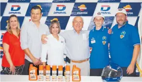  ??  ?? Apoyo. Representa­ntes de Diparvel comparten con Guillermo García, piloto salvadoreñ­o con 15 años de edad, quien representa al país en el Rotax Max Challenge, en Brasil.