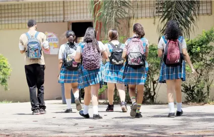  ??  ?? La carta circular 16-2015-2016 dispone que no se impondrán medidas disciplina­rias a estudiante­s que no usen el uniforme escolar por razones de orientació­n sexual e identidad de género, entre otras.