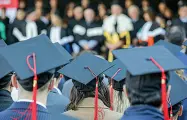  ?? ?? Studenti Alcuni neo laureati durante la cerimonia in piazza organizzat­a dall’Università di Trento