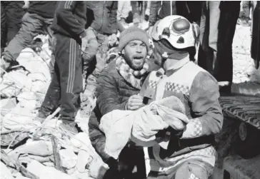  ?? FOTO: AFP ?? Hombre reacciona cuando el cuerpo de su bebé es sacado de entre los escombros por un rescatista sirio de los Cascos Blancos.