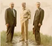  ??  ?? Il fiume Zambesi. In visita nello Zambia, nel settembre 1966, da sinistra: Adolfo Tino (Presidente di Mediobanca), Guido Carli (Governator­e di Banca d’Italia) ed Enrico Cuccia (a.d. e d.g. di Mediobanca)
ARCHIVIO STORICO MEDIOBANCA