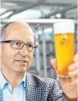  ?? FOTO: PR ?? Braumeiste­r Uli Zimmermann und sein Berg Bier.