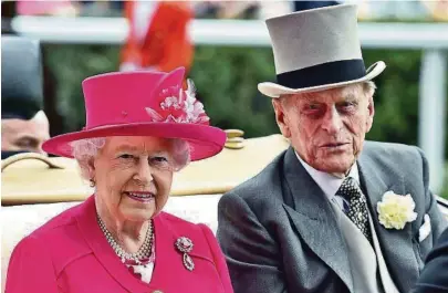  ??  ?? kLa reina Isabel II junto con su esposo, el príncipe Felipe, quien falleció en días pasados a los 99 años.