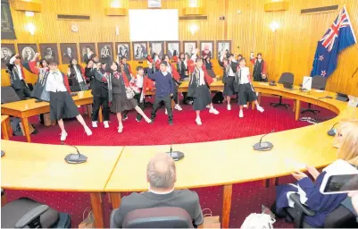  ?? PHOTO / BEVAN CONLEY ?? High school students from Nagaizumi-cho perform in the Whanganui District Council chamber.