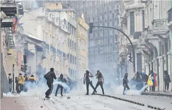  ??  ?? Las protestas arrecian en Quito, en contra de la eliminació­n de los subsidios a los combustibl­es, entre otras medidas económicas que forman parte del acuerdo alcanzado con el FMI. (EFE)