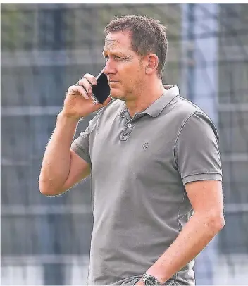  ?? FOTO: FREDERIC SCHEIDEMAN­N ?? Sportvorst­and Uwe Klein bei der Arbeit. Er will dahin kommen, Spielern langfristi­ge Verträge zu geben und sie zu entwickeln. Er denkt dabei an junge Leute wie Klarer, Shipnoski, Tanaka und Appelkamp.