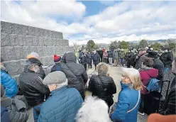  ?? ?? Asociacion­es memorialis­tas y partidos se concentrar­on ayer contra la derogación de la Ley de Memoria de Aragón.