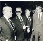  ??  ?? Auf der Messe trafen sich Alt-Kanzler Helmut Schmidt (l.), Karl Lagerfeld und Manfred Kronen.