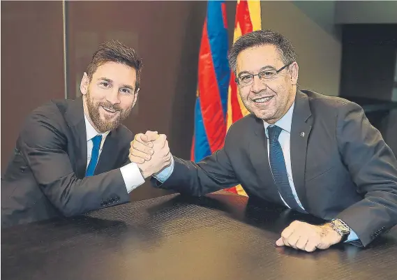  ?? FOTO: FC BARCELONA ?? Leo Messi y Josep Maria Bartomeu encajaron sus manos tras la firma de un contrato que blindará aún más al argentino con una cláusula nunca vista en el club