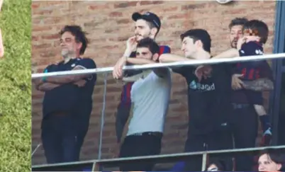  ??  ?? Hinchada de lujo Marcelo Tinelli junto a Fran y Lolo en el palco. Vicentico también participó del homenaje a LeandroRom­agnoli.