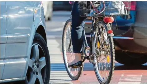  ?? SYMBOLFOTO: SILAS STEIN/DPA ?? Radfahreri­nnen und Radfahrer haben es im Straßenver­kehr zwischen Autos nicht immer leicht.