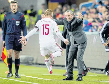  ??  ?? Hungary’s Laszlo Kleinheisl­er celebrates his goal with coach Bernd Storck.