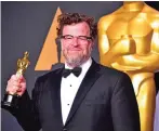  ??  ?? Kenneth Lonergan poses in the press room with the Oscar for Best Original Screenplay.