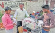  ?? DEEPAK GUPTA/HT ?? Ajay Pal Singh Yadav (in off-white sweater) handing over packets of mushroom to vegetable sellers in Lucknow.