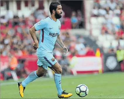  ?? FOTO: PEP MORATA ?? Arda Turan ya piensa en su nuevo destino tras no convencer a Ernesto Valverde durante la pretempora­da