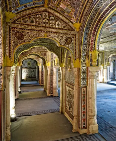  ??  ?? ABOVE AND RIGHT: Samode Palace, Jaipur; and Alila Fort Bishangarh
