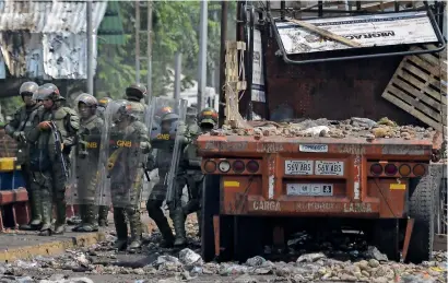  ?? AFP ?? Venezuelan Bolivarian National guard members check damages at the Francisco de Paula Santander internatio­nal bridge in urena, Venezuela on Sunday. —