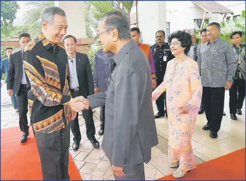  ??  ?? (From left) Lee greets Dr Mahathir at Perdana Leadership Foundation in Putrajaya, as Dr Siti Hasmah and others look on. —Bernama photo