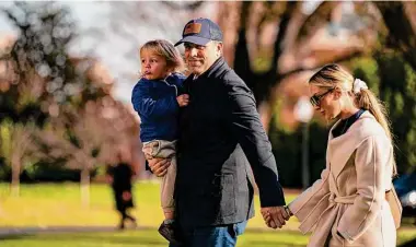  ?? Al Drago/Washington Post contributo­r ?? Hunter Biden carries his son, Beau Jr., as he and his wife, Melissa Cohen, arrive at the White House after spending the weekend at Camp David.
