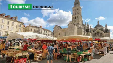  ??  ?? C’est sur la place de la Clautre, emblématiq­ue de Périgueux, que s’installe chaque semaine un marché coloré et gastronomi­que.