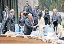  ??  ?? El secretario general de la ONU, Antonio Guterres, saluda a la embajadora de EU ante el organismo, Nikki Haley, durante el inicio de la sesión de ayer.